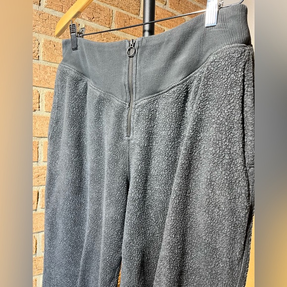 Aerie grey teddybear zip front joggers with pockets - large - Picture 2 of 6